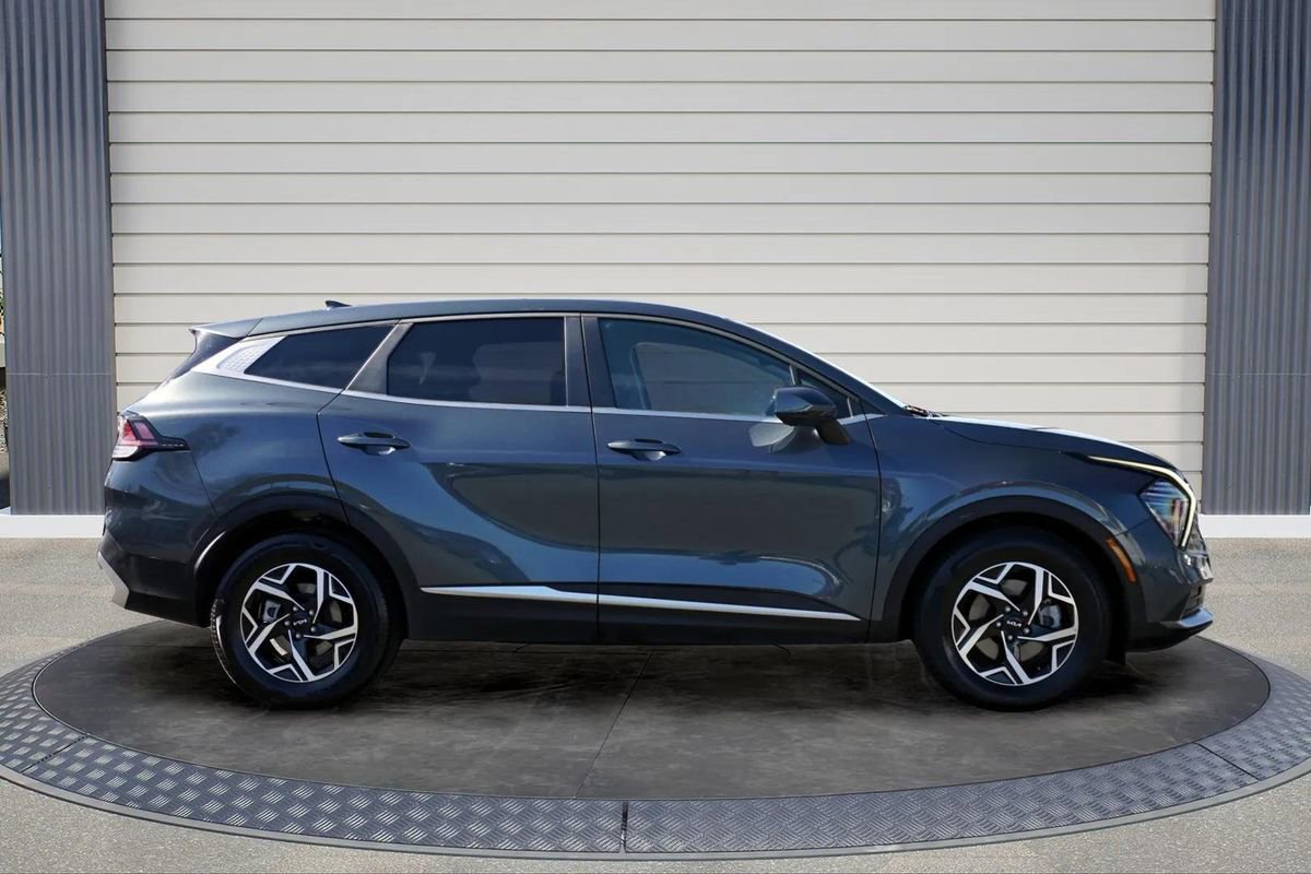 Used 2025 Kia Sportage LX image 8