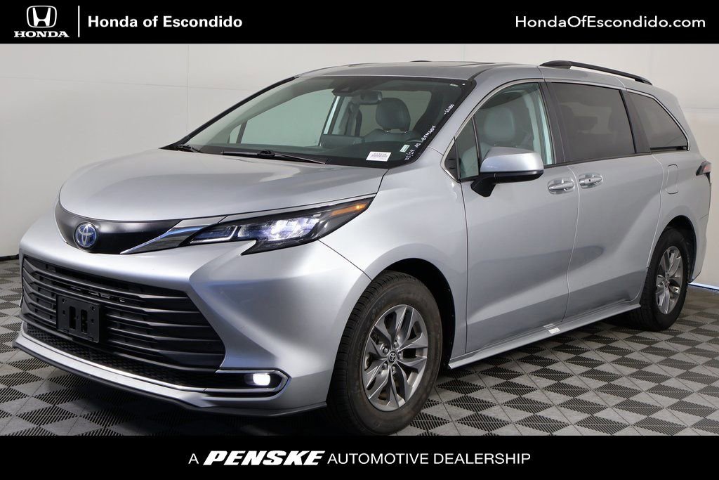 Used 2024 Toyota Sienna XLE image 1