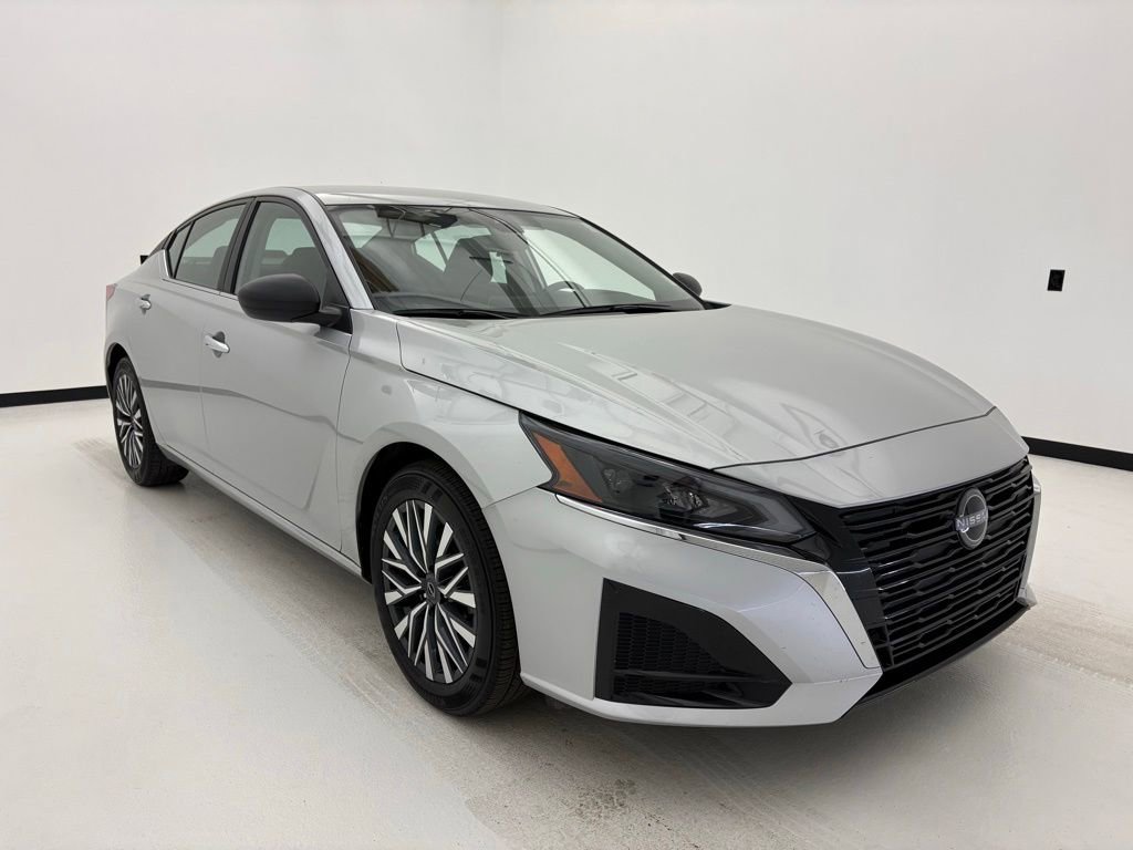 Used 2025 Nissan Altima 2.5 SV FWD image 10