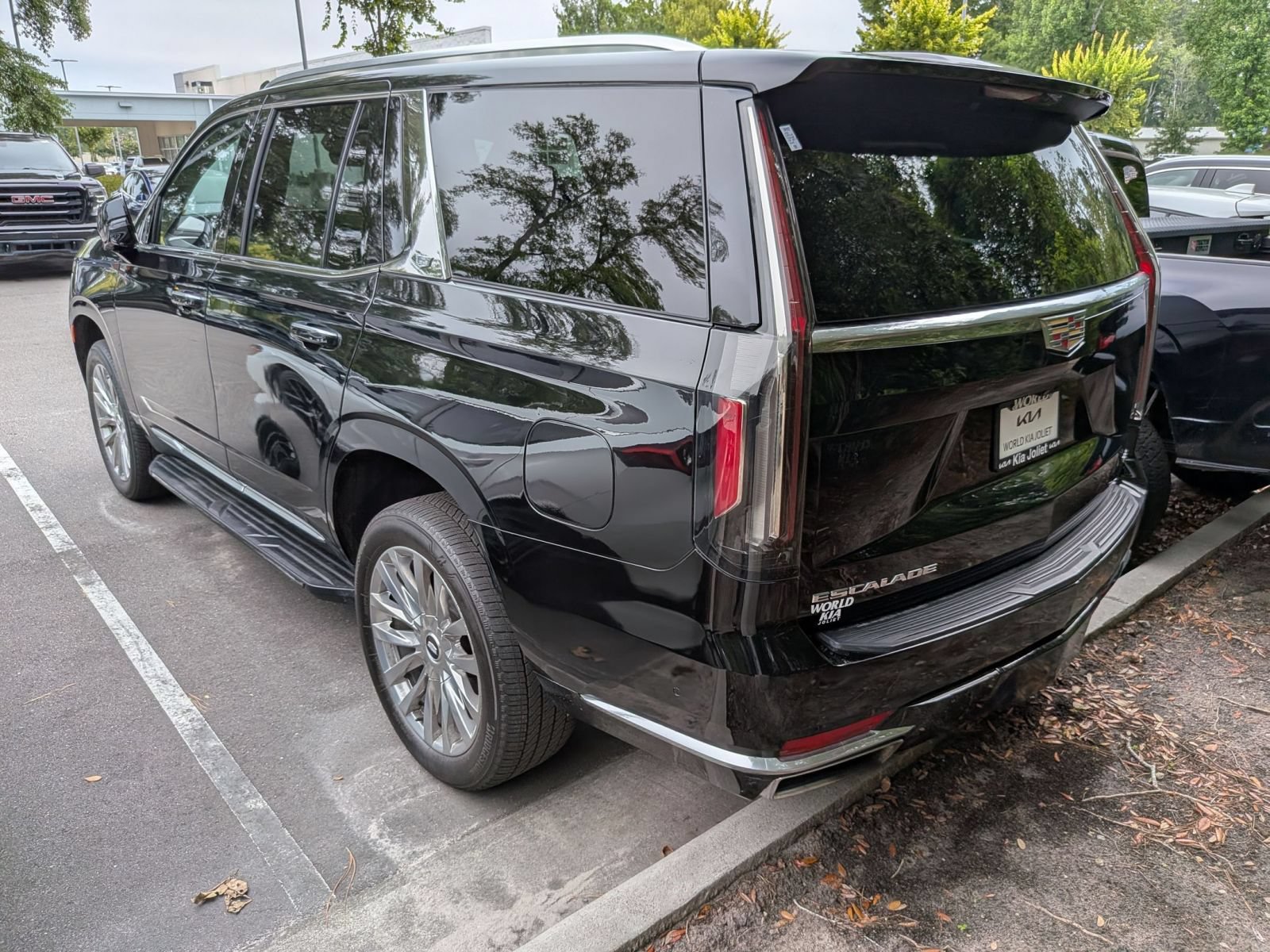 Used 2023 Cadillac Escalade Premium Luxury AWD/4WD image 4