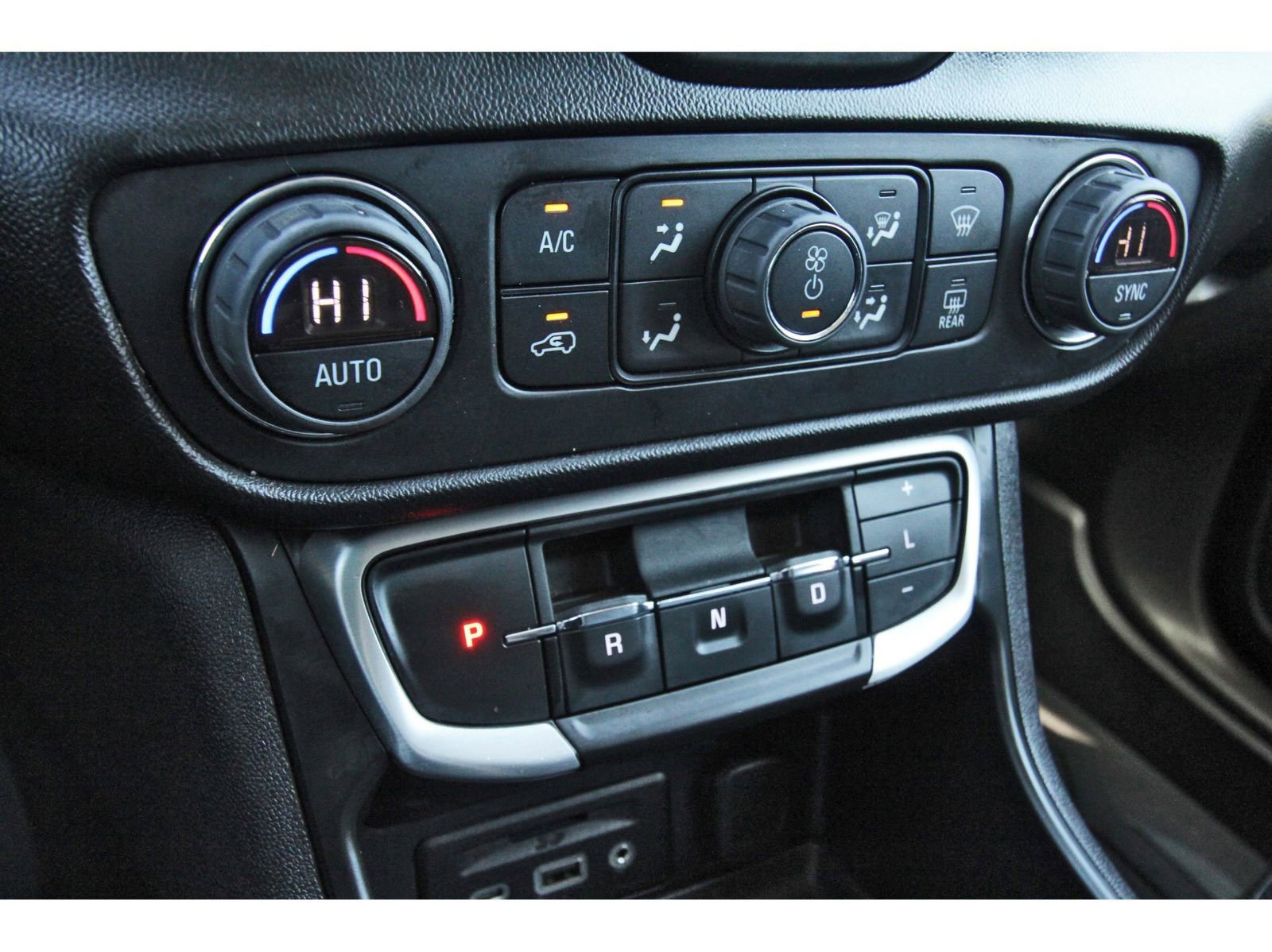 Used 2022 GMC Terrain SLT w/ Tech Package image 29