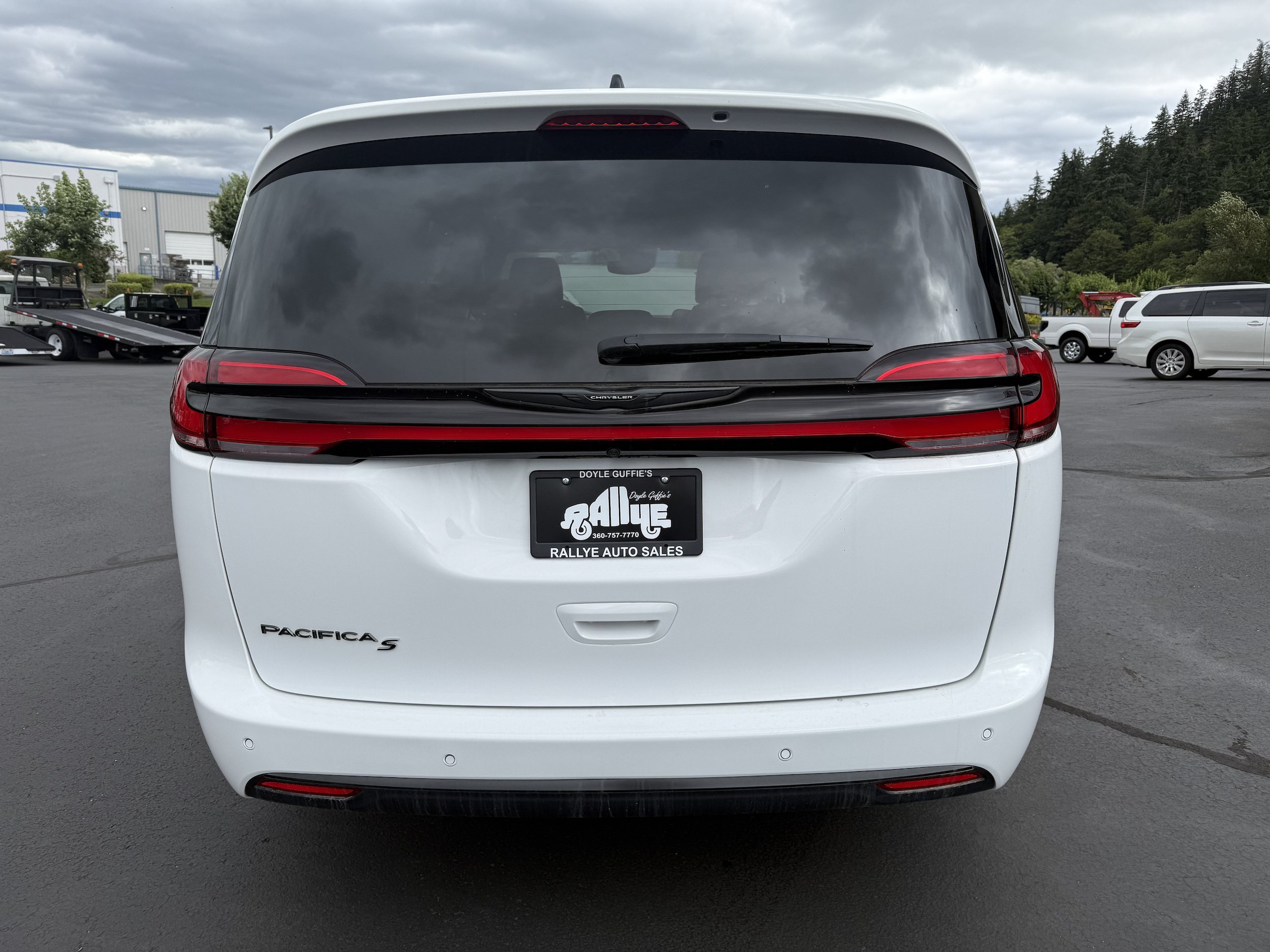 Used 2025 Chrysler Pacifica Select FWD image 6