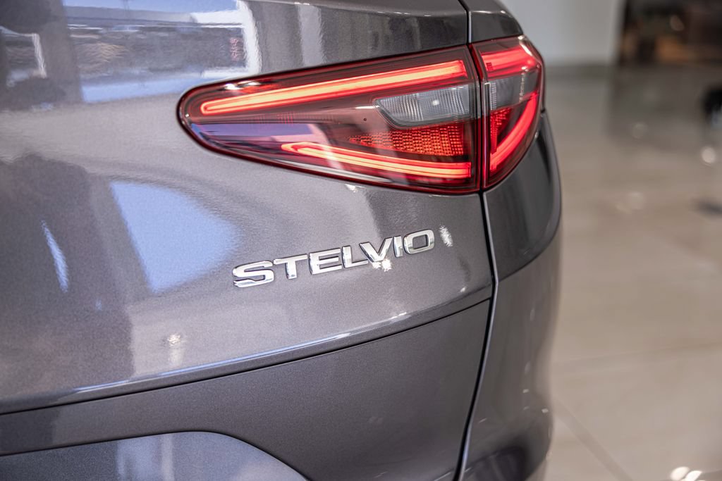 Used 2023 Alfa Romeo Stelvio Ti AWD/4WD image 15