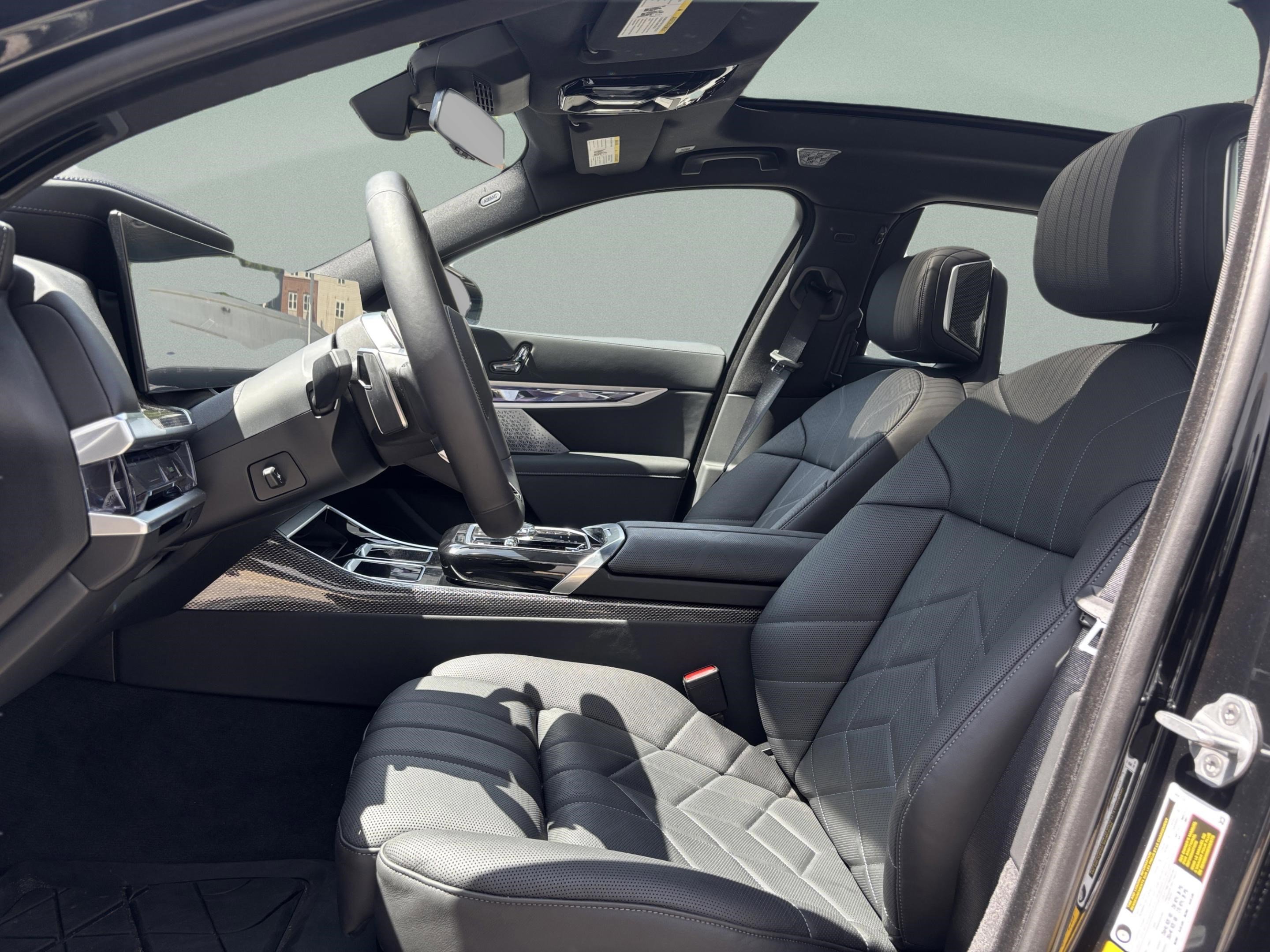 Used 2025 BMW i7 eDrive50 w/ M Sport Package image 18