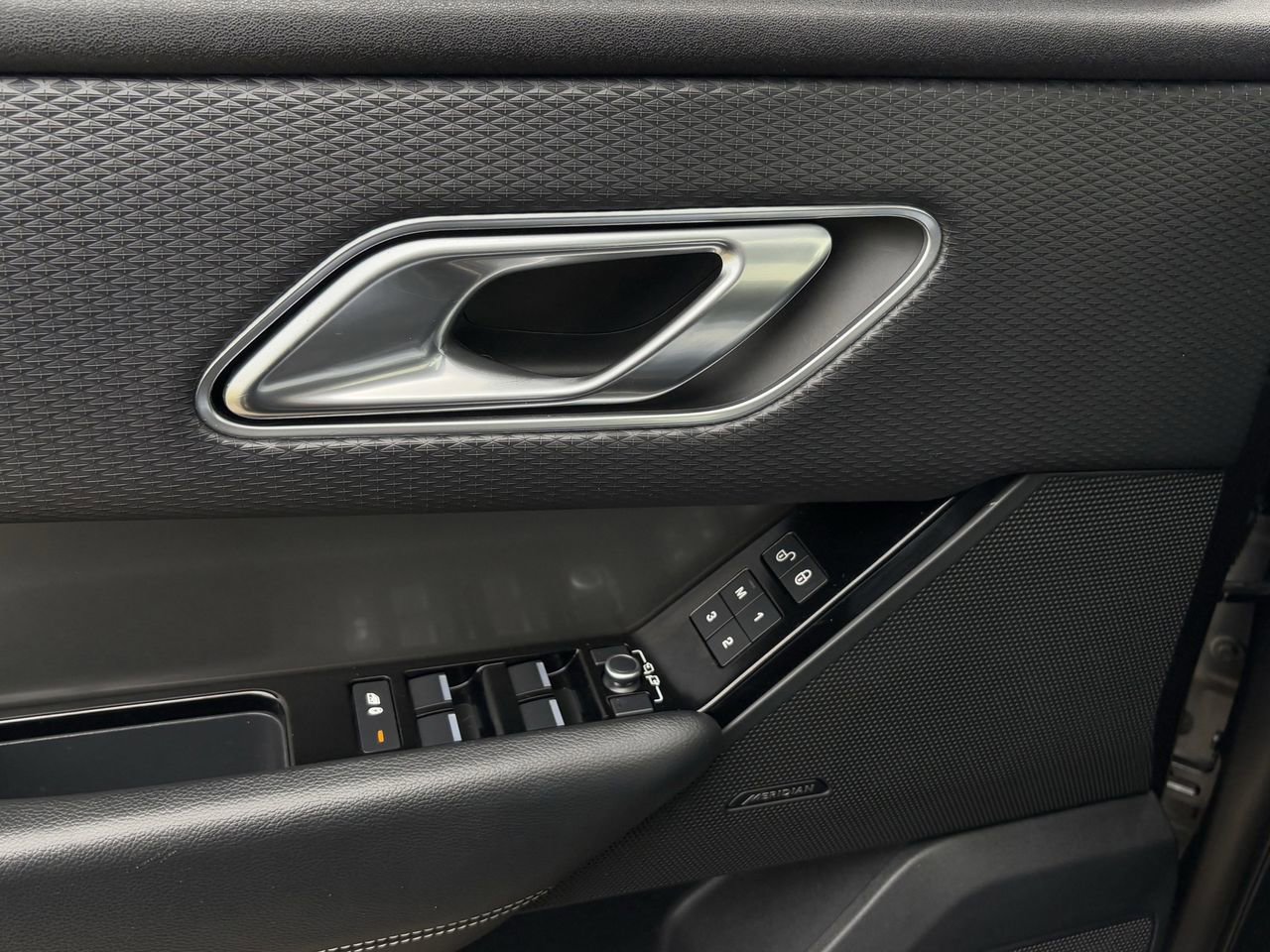 Used 2018 Land Rover Range Rover Velar S image 24