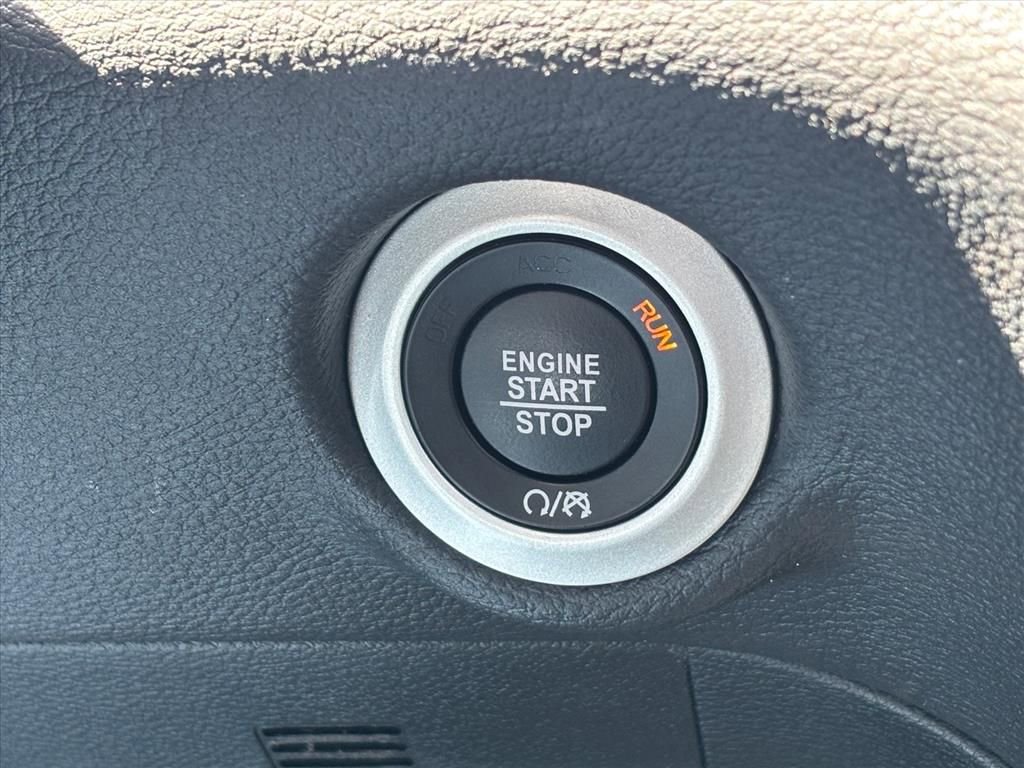 Used 2025 Chrysler Pacifica Limited image 19