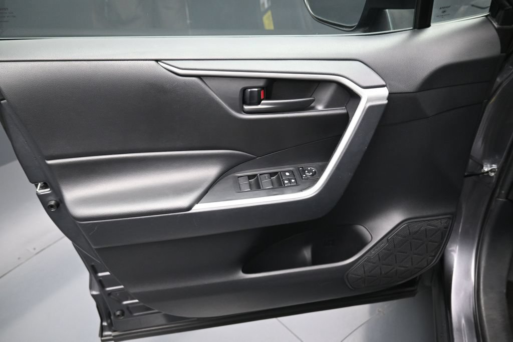 Used 2025 Toyota RAV4 LE AWD/4WD image 10