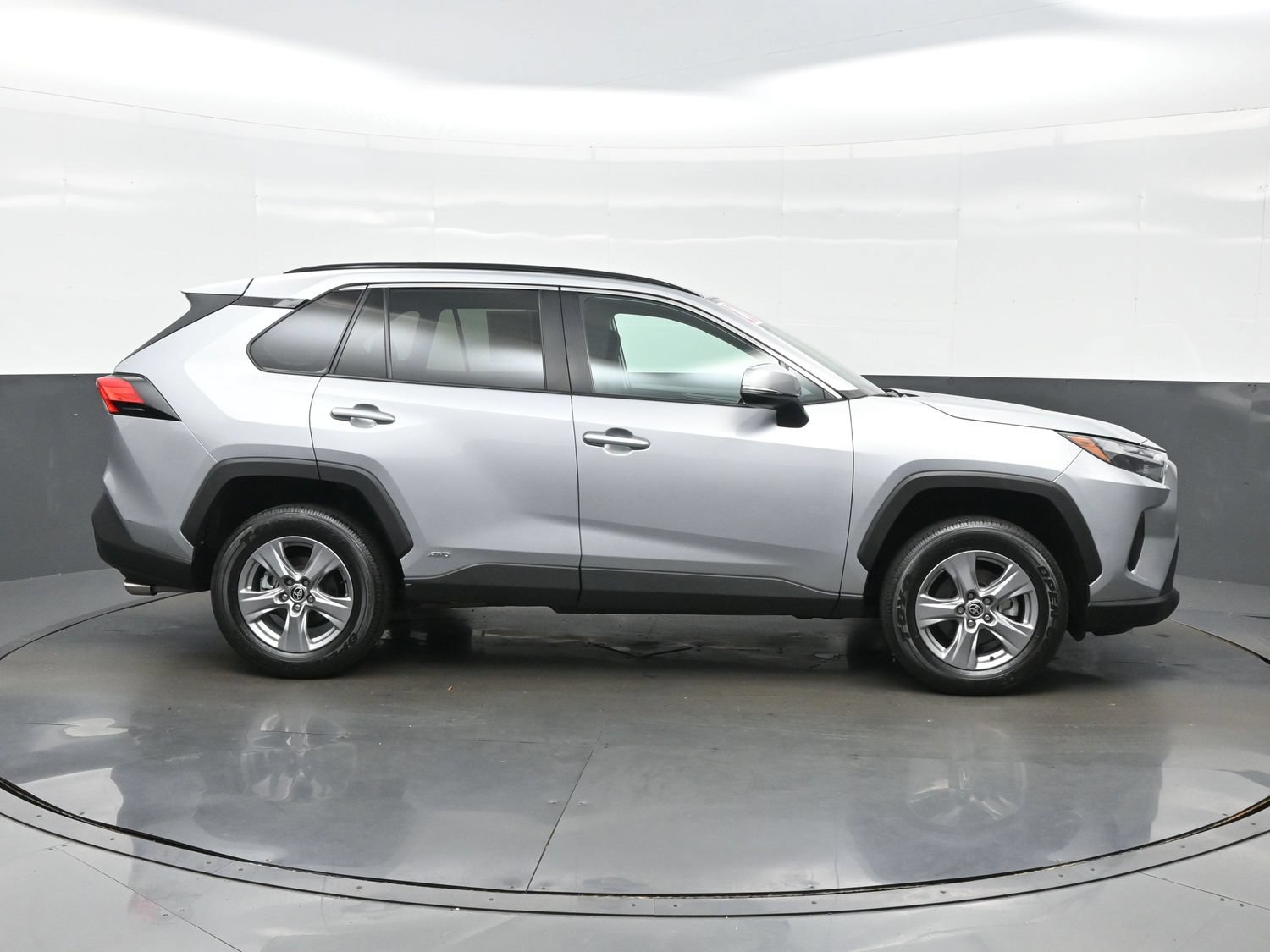 Used 2022 Toyota RAV4 XLE w/ Convenience Package AWD/4WD image 7