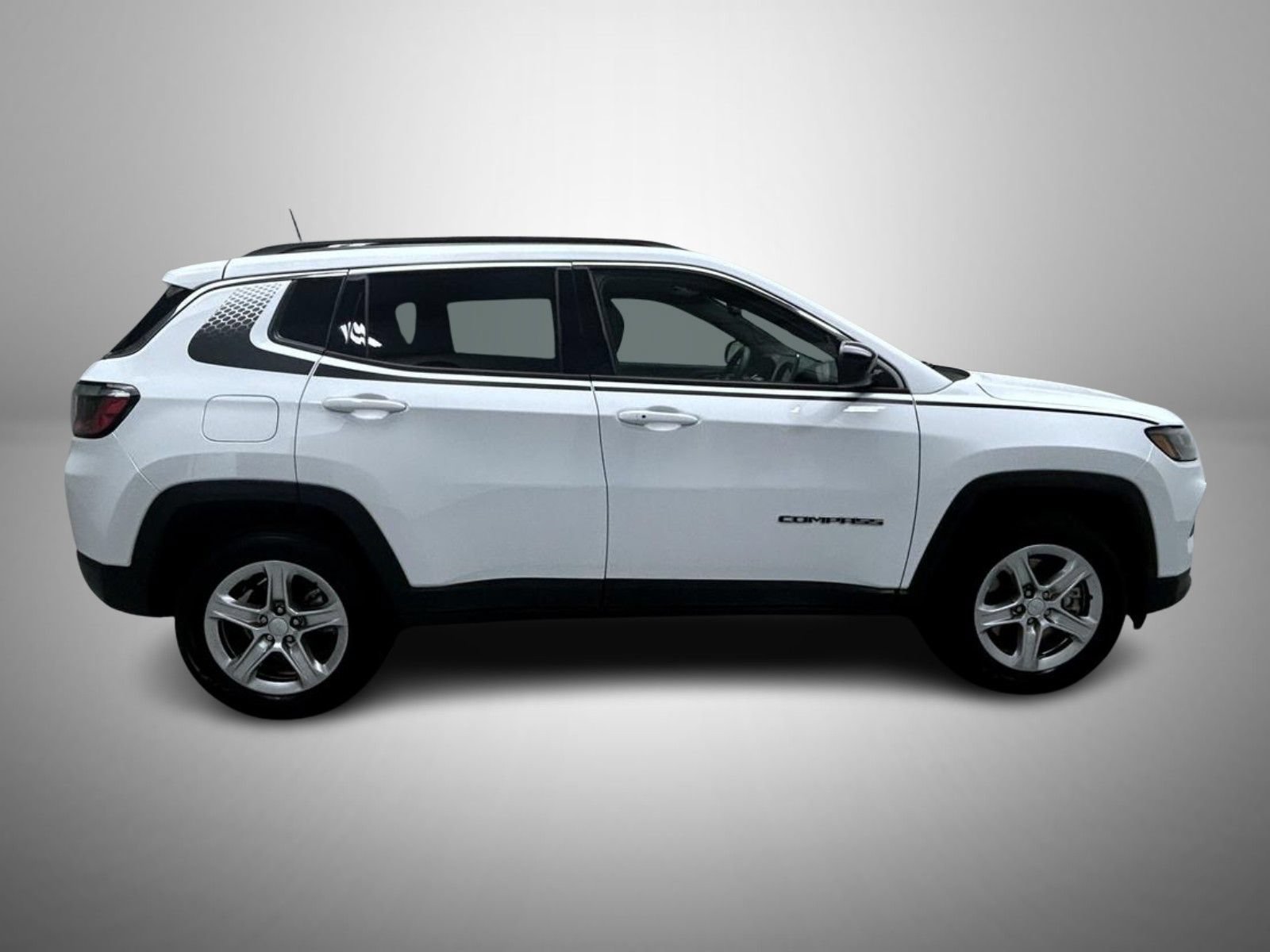 Used 2023 Jeep Compass Latitude w/ Mopar Graphics Package AWD/4WD image 4