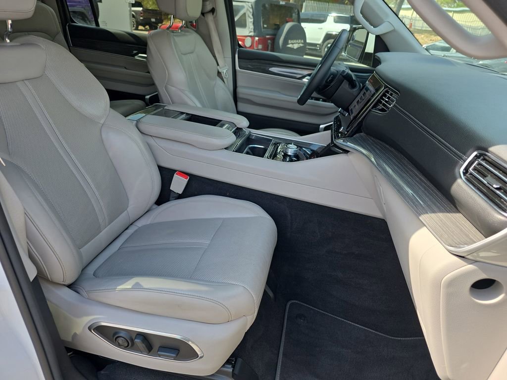 Used 2022 Jeep Wagoneer Series III w/ Flexible Seating Group image 38