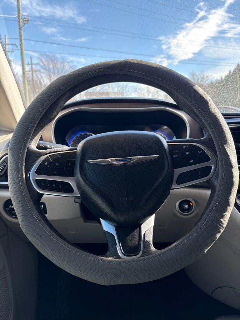 Used 2018 Chrysler Pacifica Touring Plus w/ Tire & Wheel Group image 20