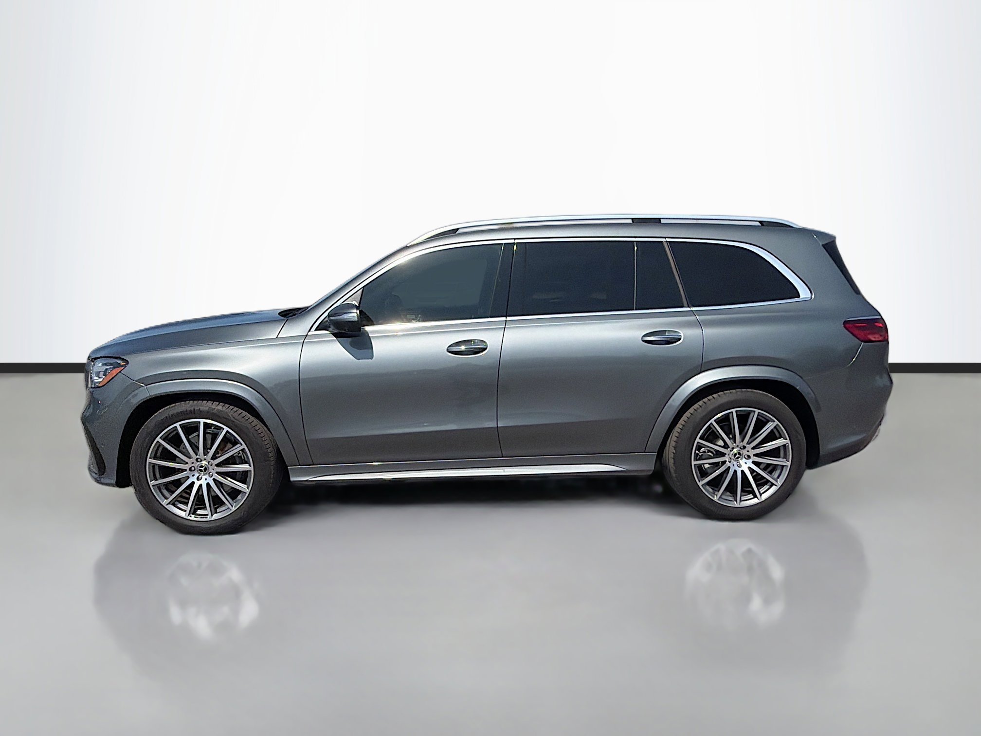 Used 2025 Mercedes-Benz GLS 450 4MATIC w/ AMG Line Exterior image 2