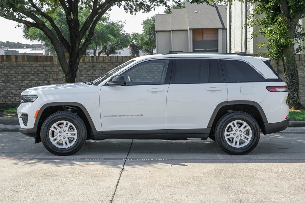 Used 2022 Jeep Grand Cherokee Laredo w/ Luxury Tech Group I image 16