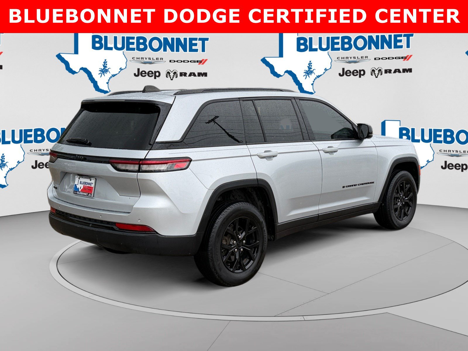 Used 2024 Jeep Grand Cherokee Altitude AWD/4WD image 5