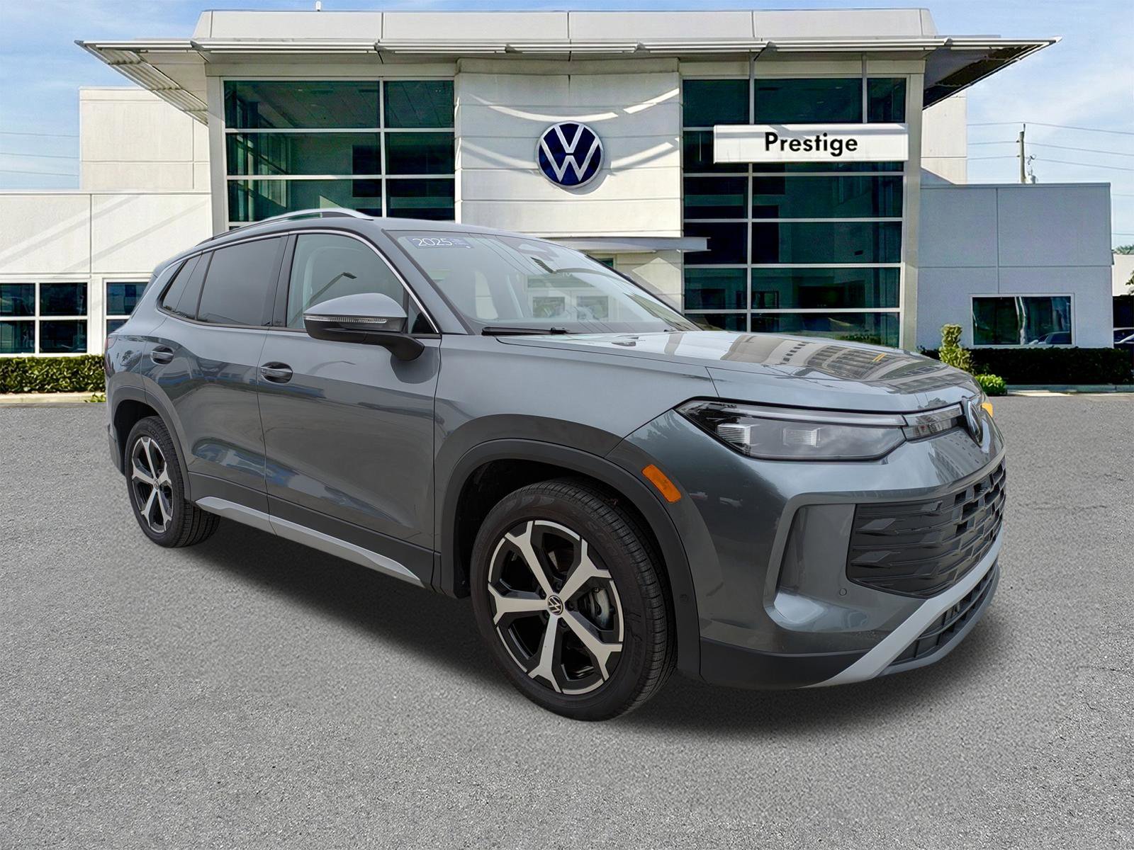 Used 2025 Volkswagen Tiguan SE image 1