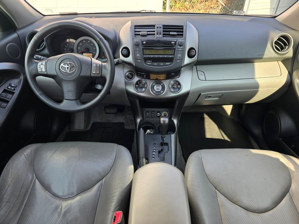 Used 2011 Toyota RAV4 Limited AWD/4WD image 18