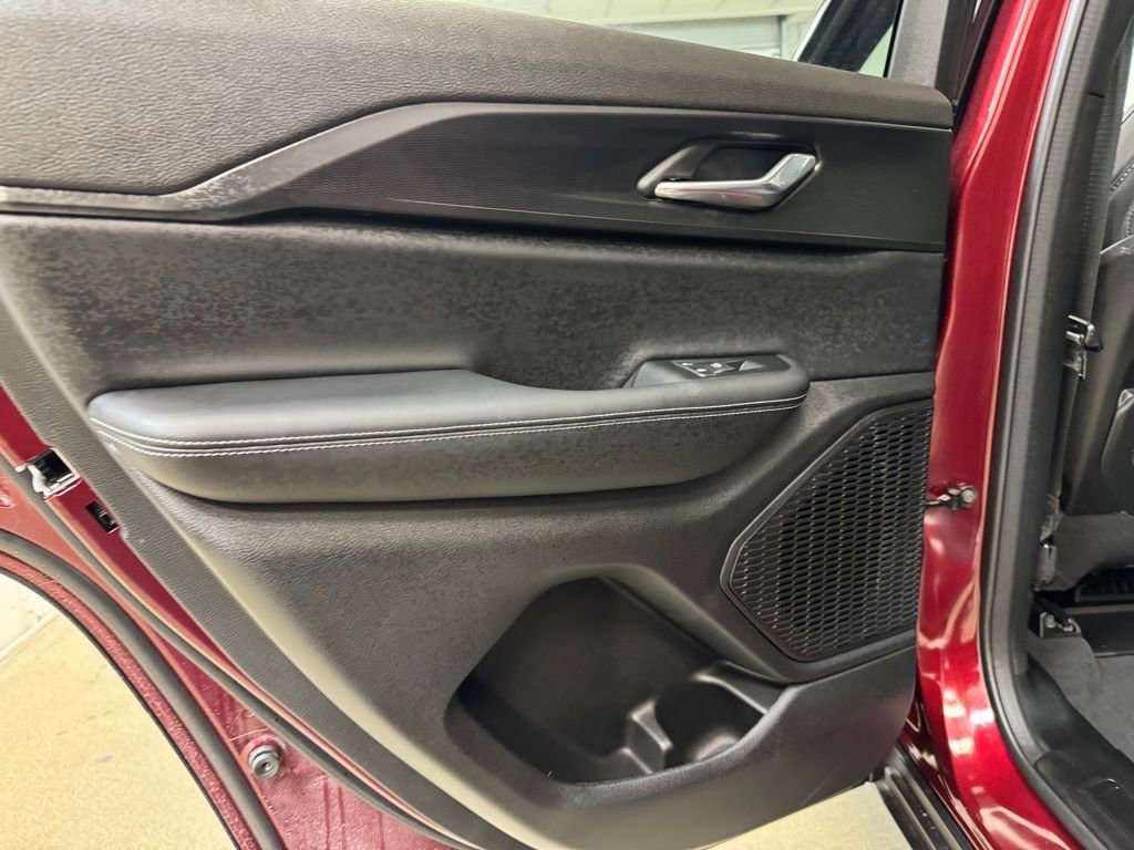 Used 2025 Jeep Grand Cherokee Laredo X w/ Luxury Tech Group I image 14