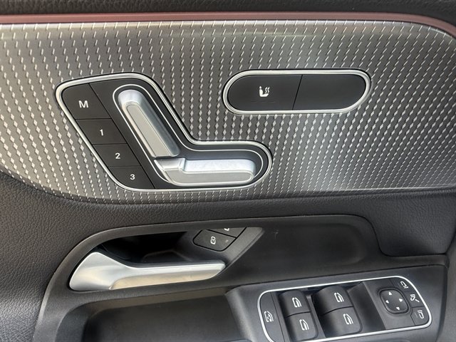 Used 2022 Mercedes-Benz GLB 250 4MATIC image 8