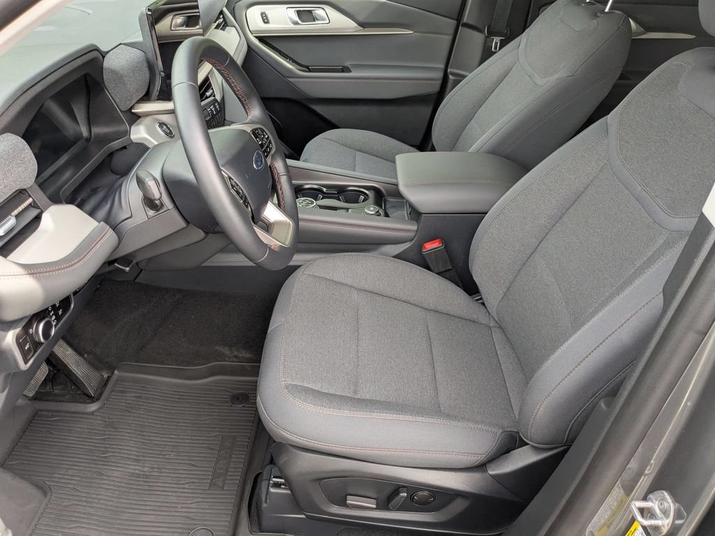 Used 2025 Ford Explorer Active AWD/4WD image 17