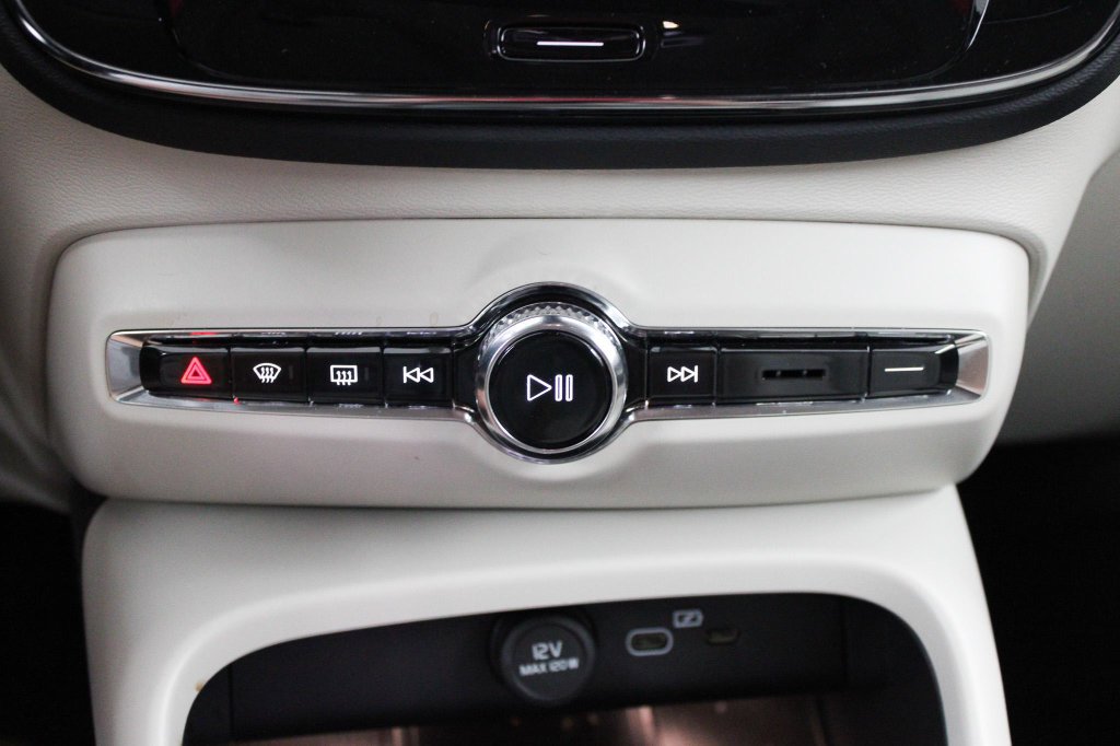 Used 2025 Volvo XC40 B5 Ultra AWD/4WD image 37