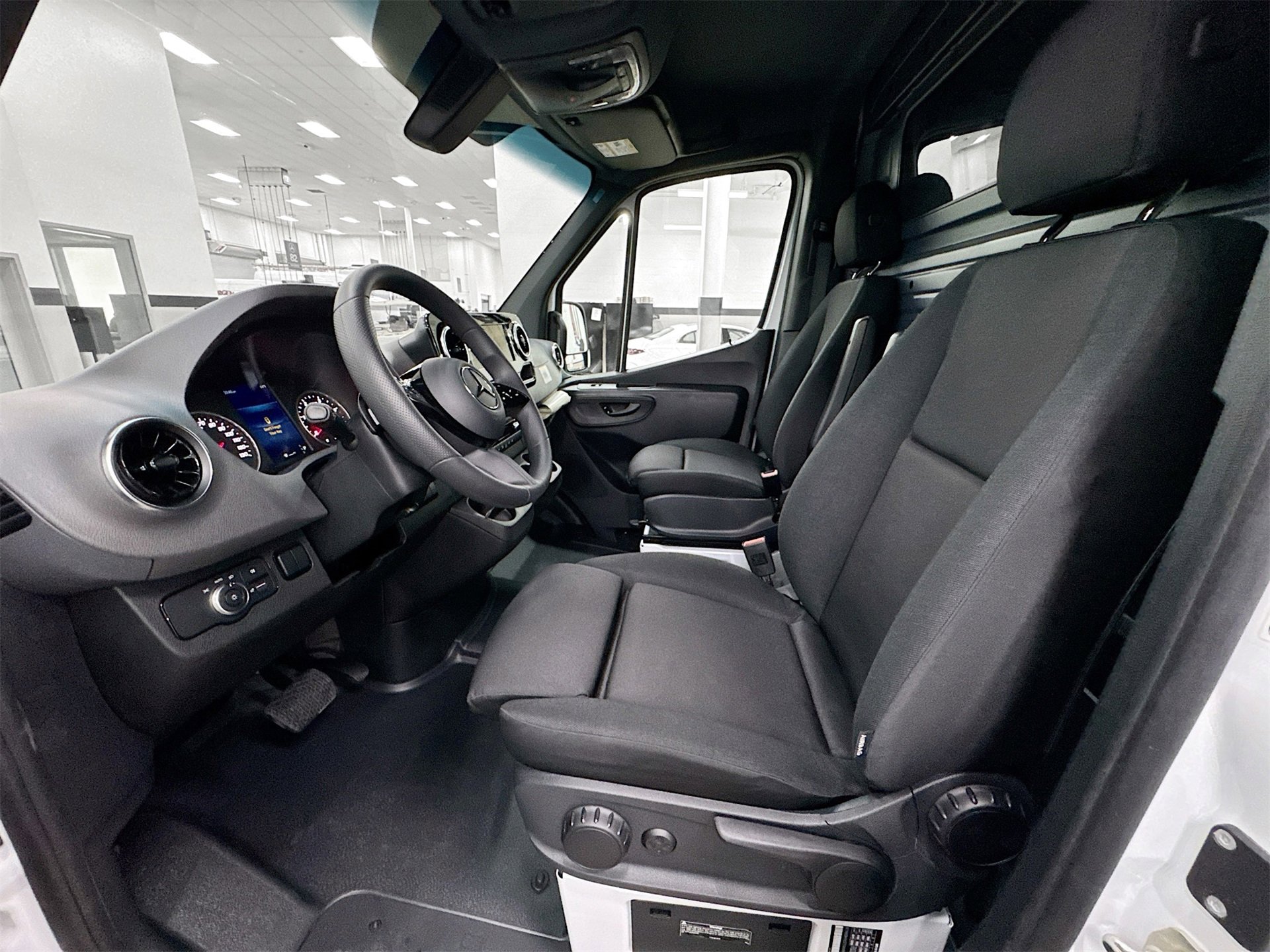 Used 2025 Mercedes-Benz Sprinter 2500 image 21