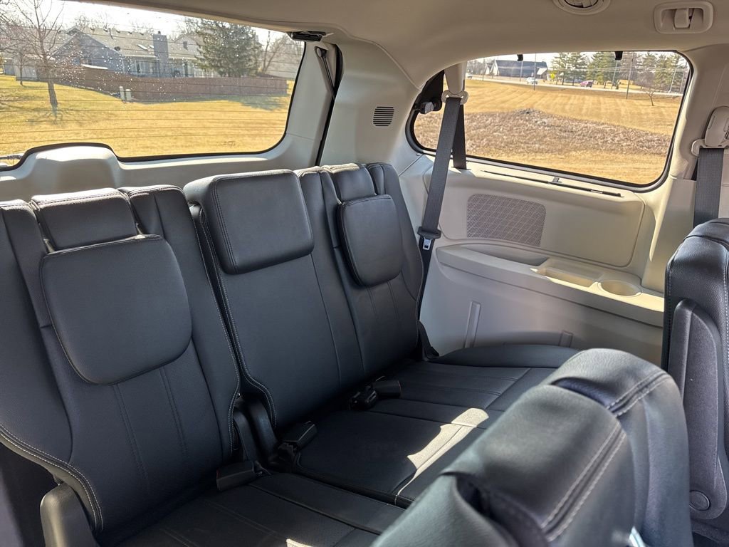 Used 2016 Chrysler Town & Country Touring-L w/ Driver Convenience Group image 35