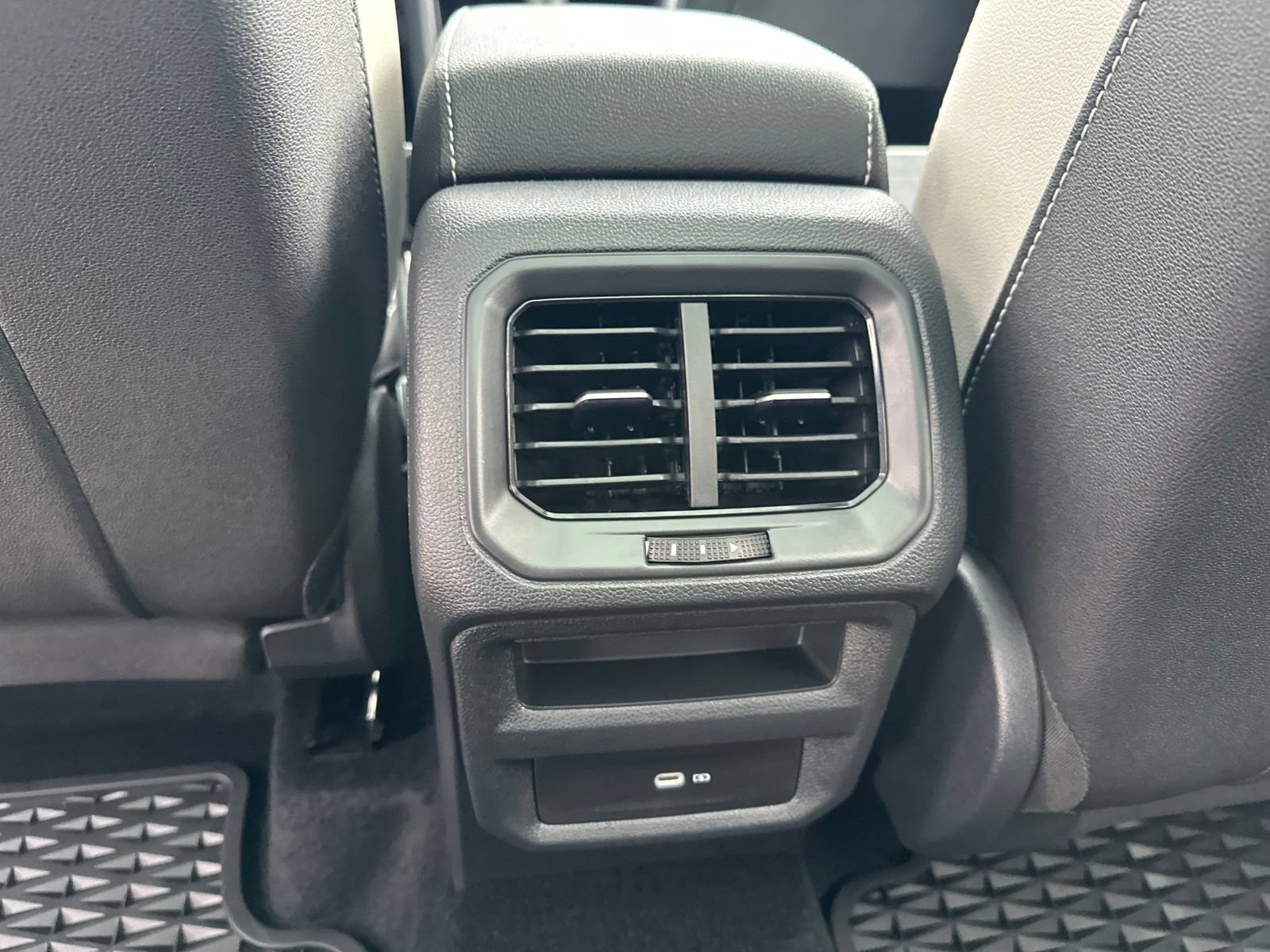 Certified 2025 Volkswagen Taos SE AWD/4WD image 20