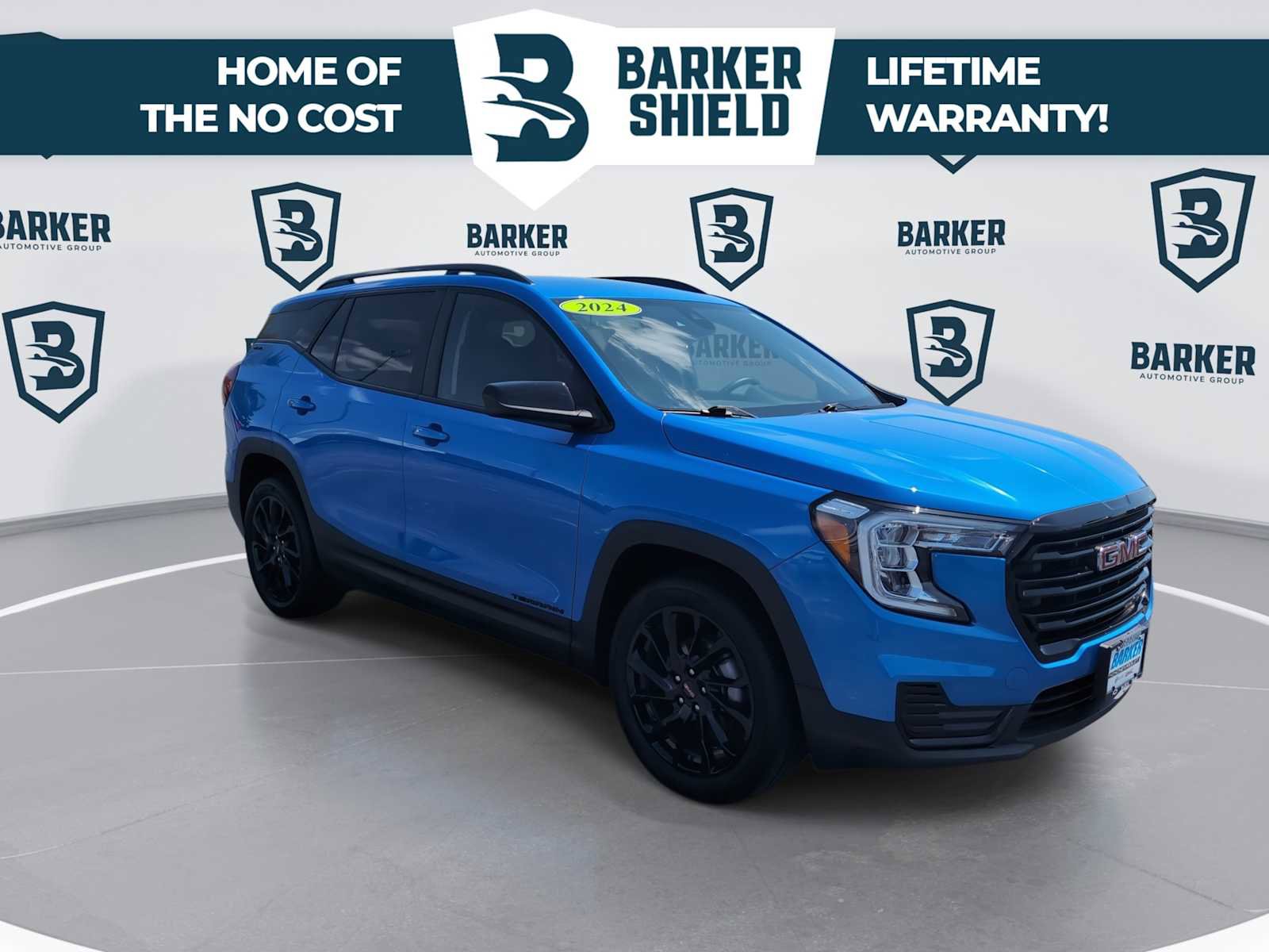 Used 2024 GMC Terrain SLE w/ Driver Convenience Package FWD image 2