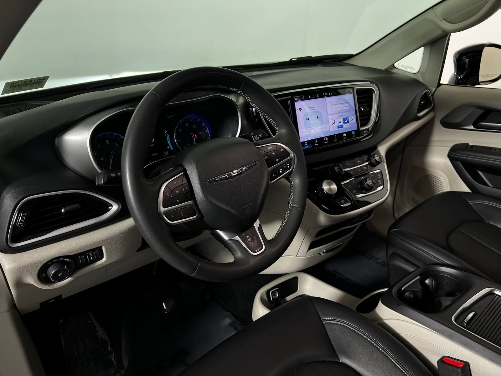 Used 2024 Chrysler Pacifica Touring-L FWD image 12
