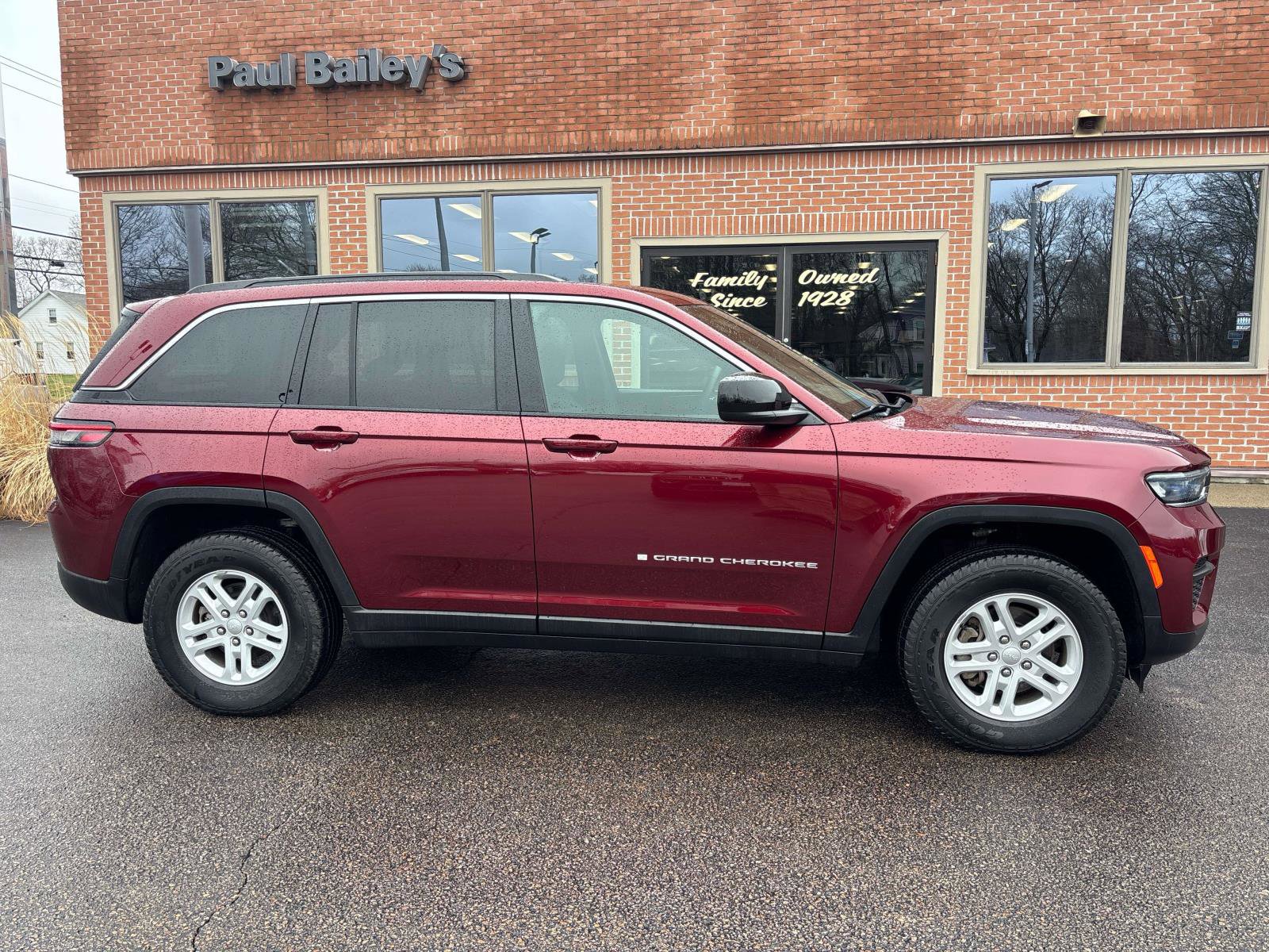 Used 2024 Jeep Grand Cherokee Laredo w/ Trailer Tow Package image 26