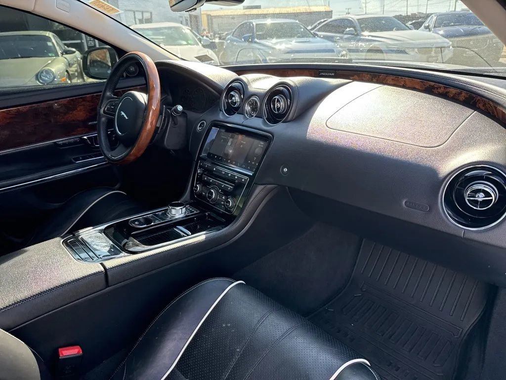 Used 2019 Jaguar XJ R-Sport image 24