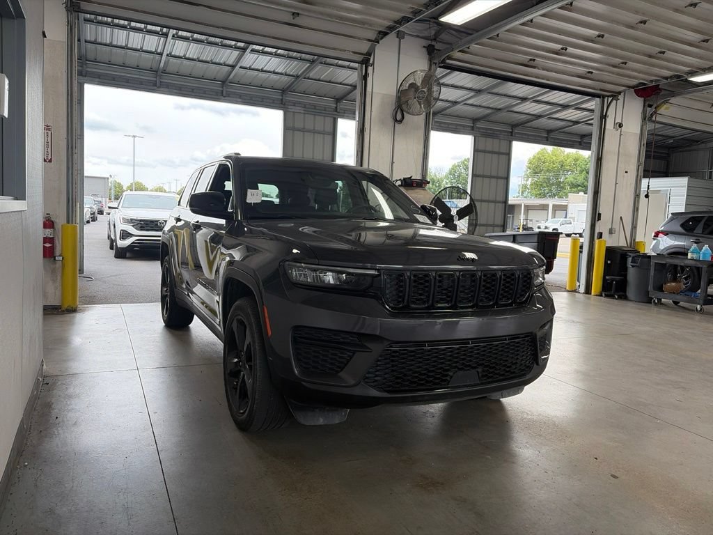 Used 2023 Jeep Grand Cherokee Altitude AWD/4WD image 1