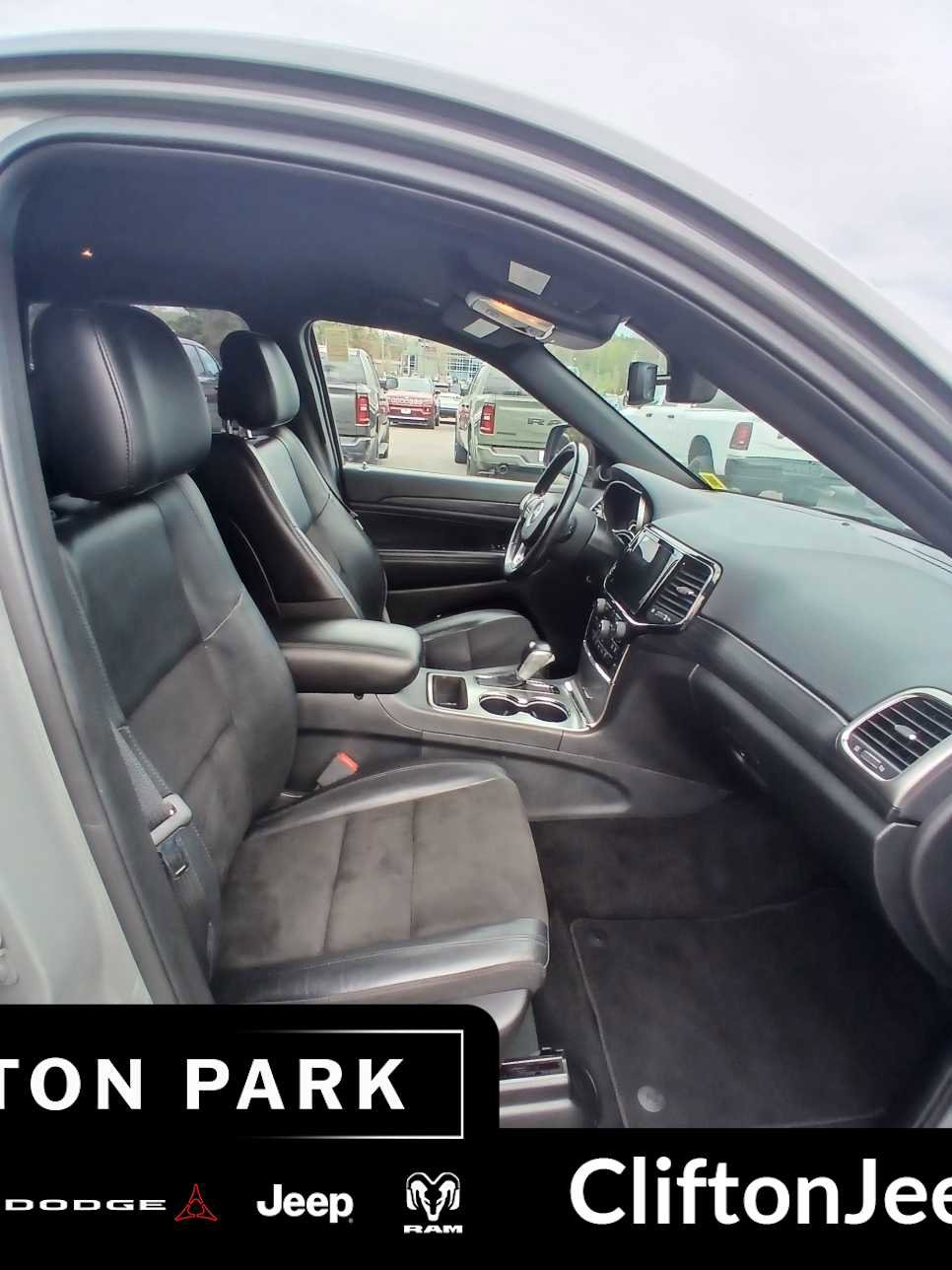 Used 2020 Jeep Grand Cherokee Altitude AWD/4WD image 17