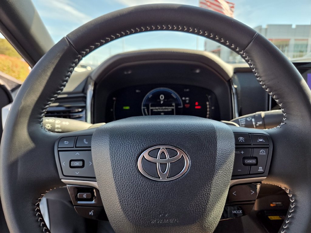 Used 2025 Toyota Camry SE FWD image 22