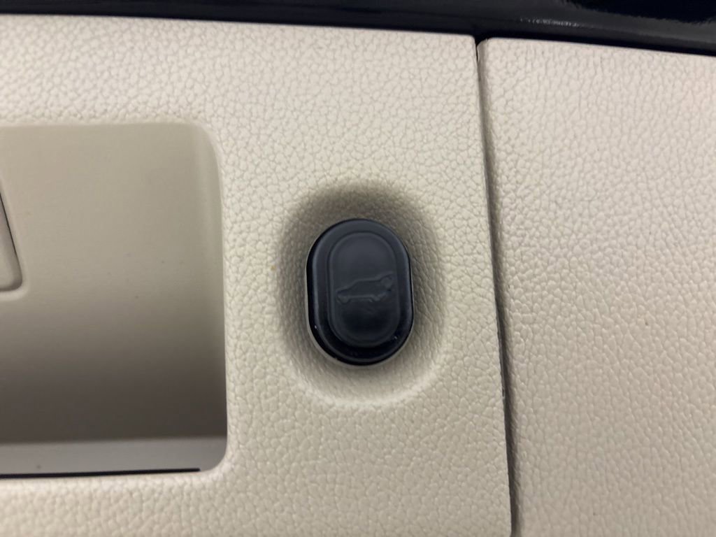 Used 2020 Cadillac Escalade Premium Luxury image 34
