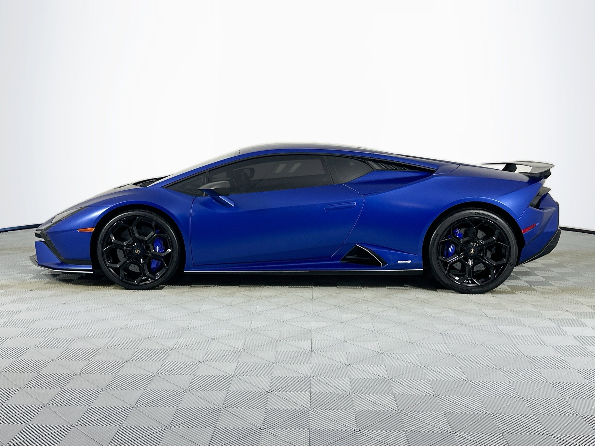 Used 2023 Lamborghini Huracan Tecnica image 8