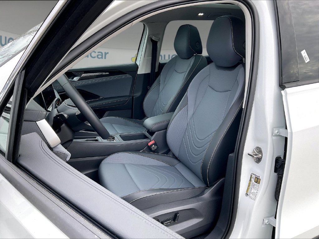 Used 2026 Volkswagen Tiguan SE w/ Panoramic Sunroof Package AWD/4WD image 11
