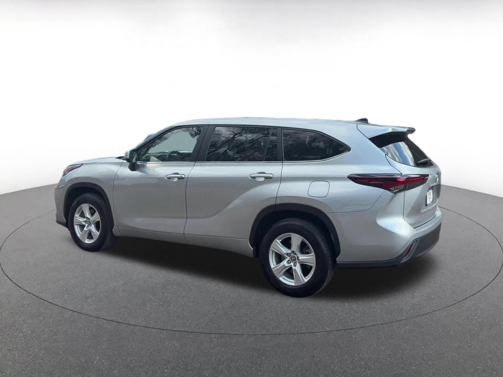 Used 2025 Toyota Highlander LE FWD image 7