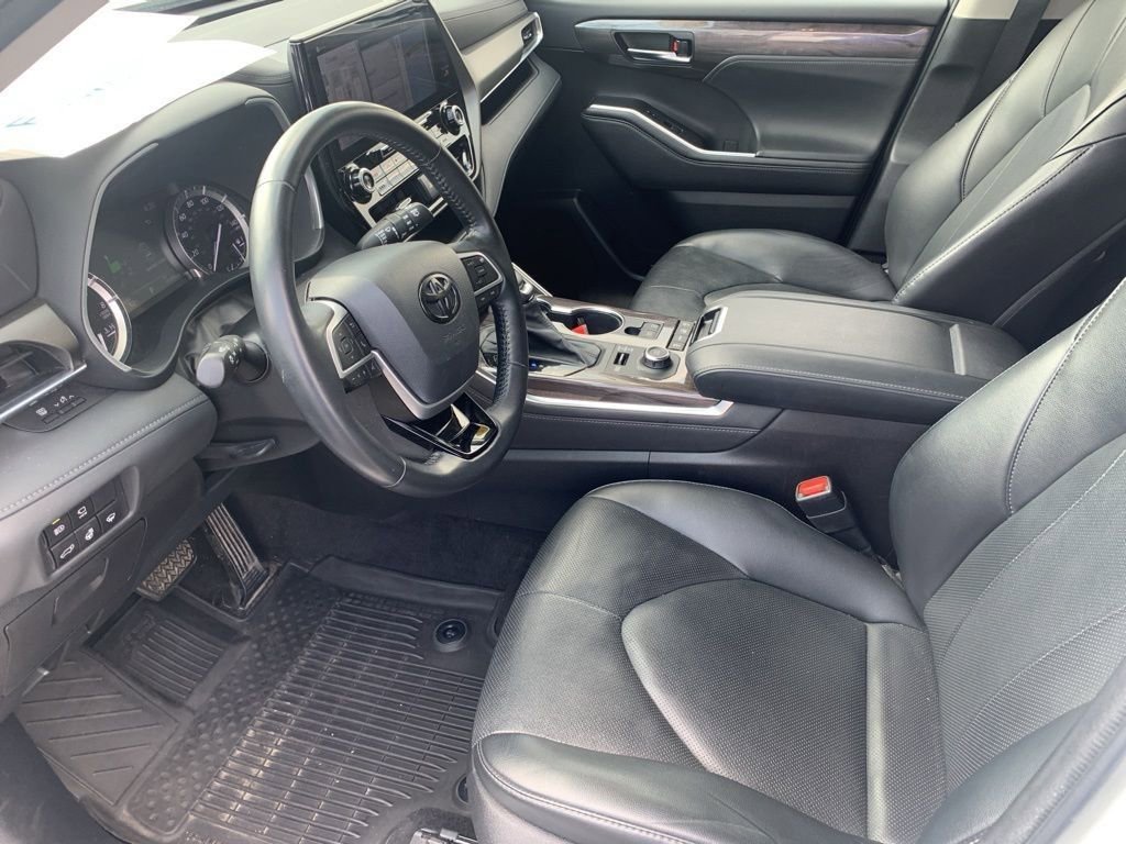 Used 2022 Toyota Highlander Limited image 9