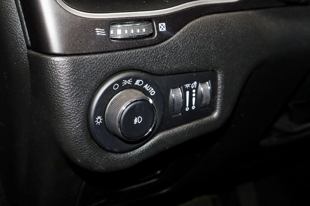 Used 2021 Jeep Cherokee Trailhawk w/ Trailer Tow Group AWD/4WD image 28