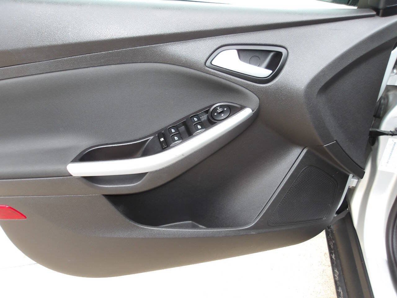 Used 2014 Ford Focus SE w/ Equipment Group 201A FWD image 16