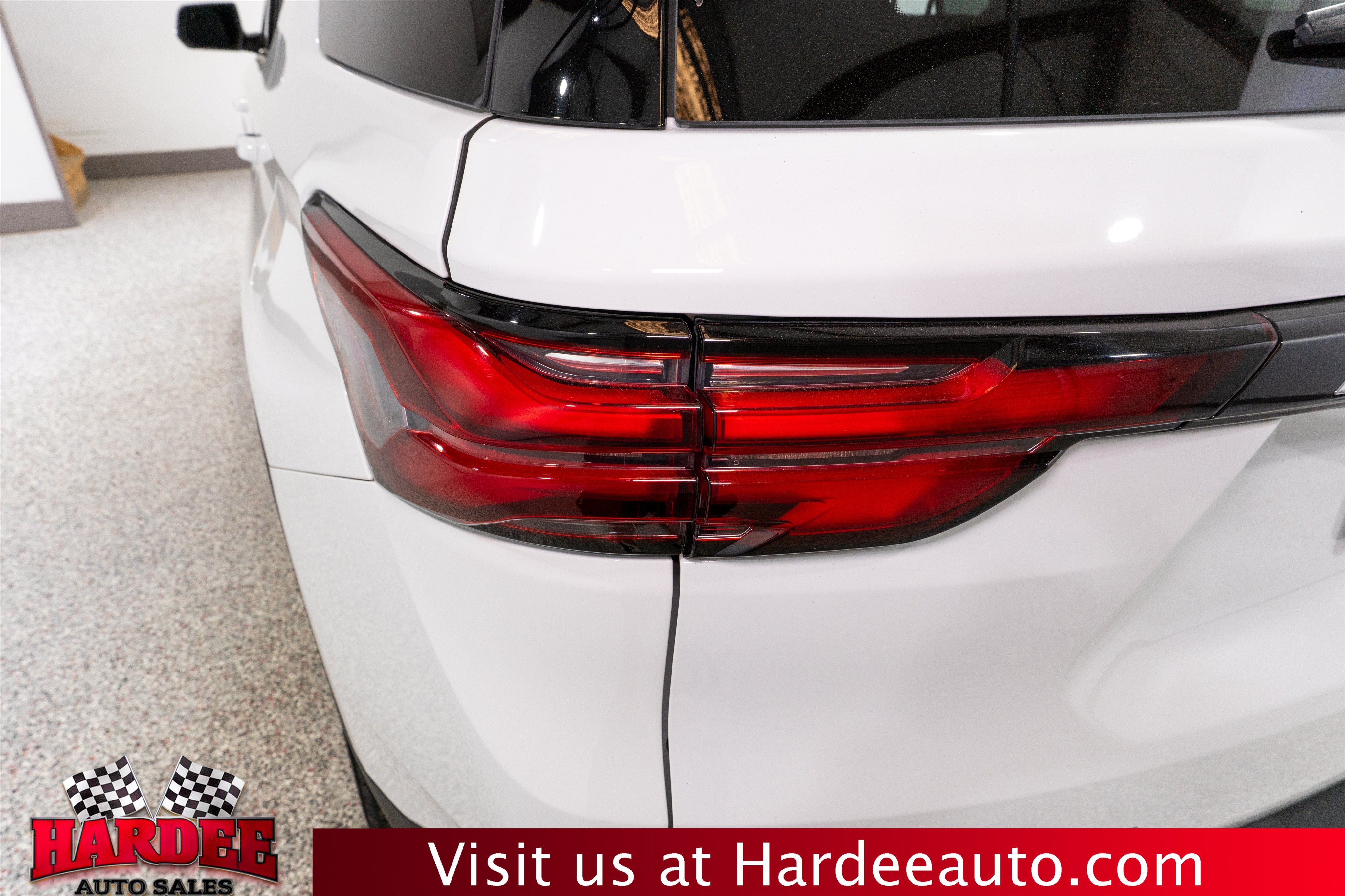 Used 2023 Chevrolet Traverse LT w/ LT Premium Package AWD/4WD image 9