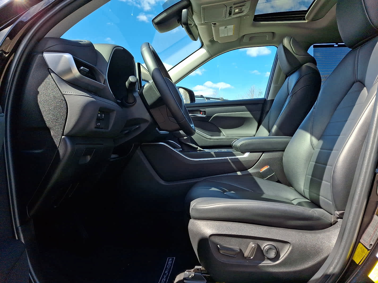 Used 2023 Toyota Highlander XLE image 15