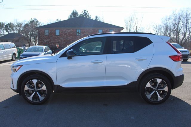 Used 2025 Volvo XC40 B5 Plus image 5