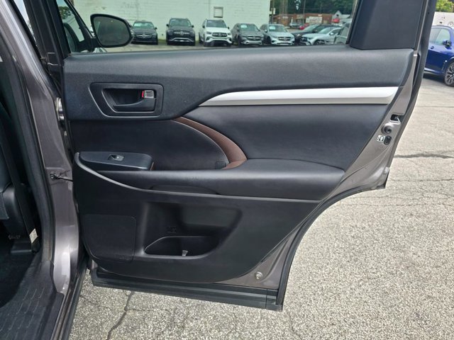 Used 2017 Toyota Highlander Plus AWD/4WD image 19