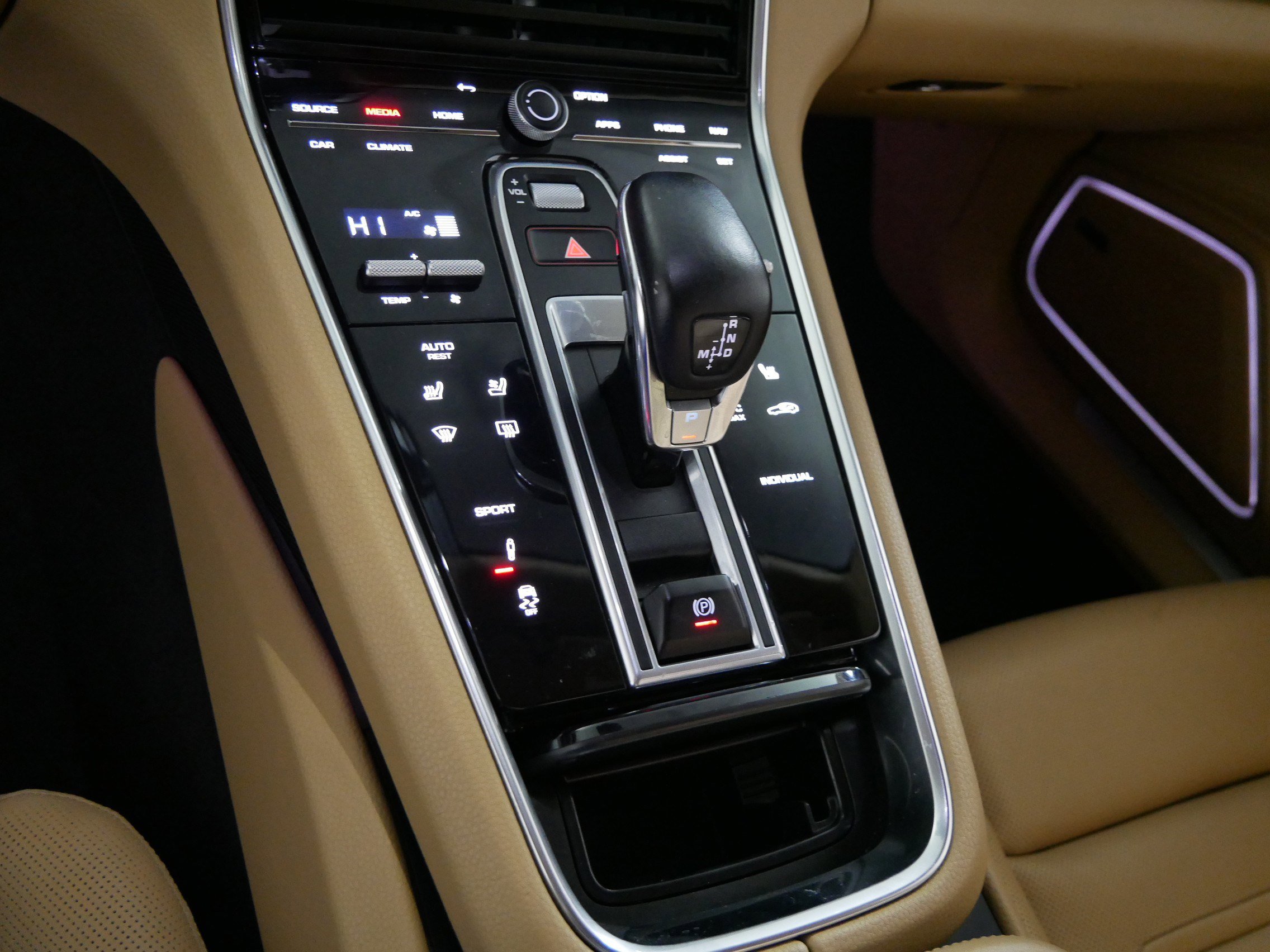 Used 2022 Porsche Panamera 4 image 24