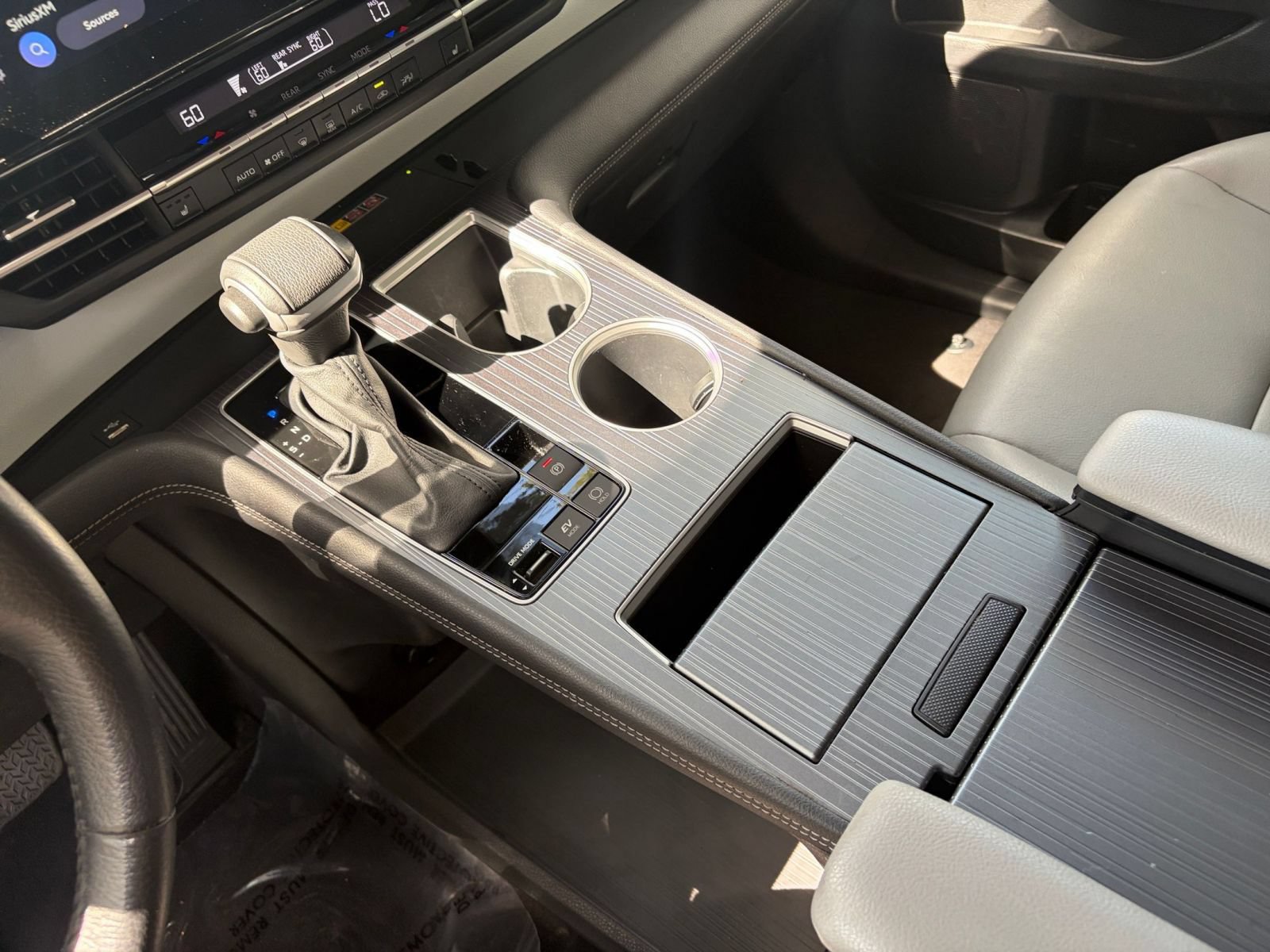 Used 2025 Toyota Sienna XLE FWD image 44