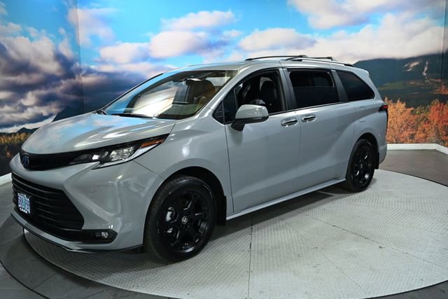 Used 2025 Toyota Sienna XLE Woodland Edition image 4