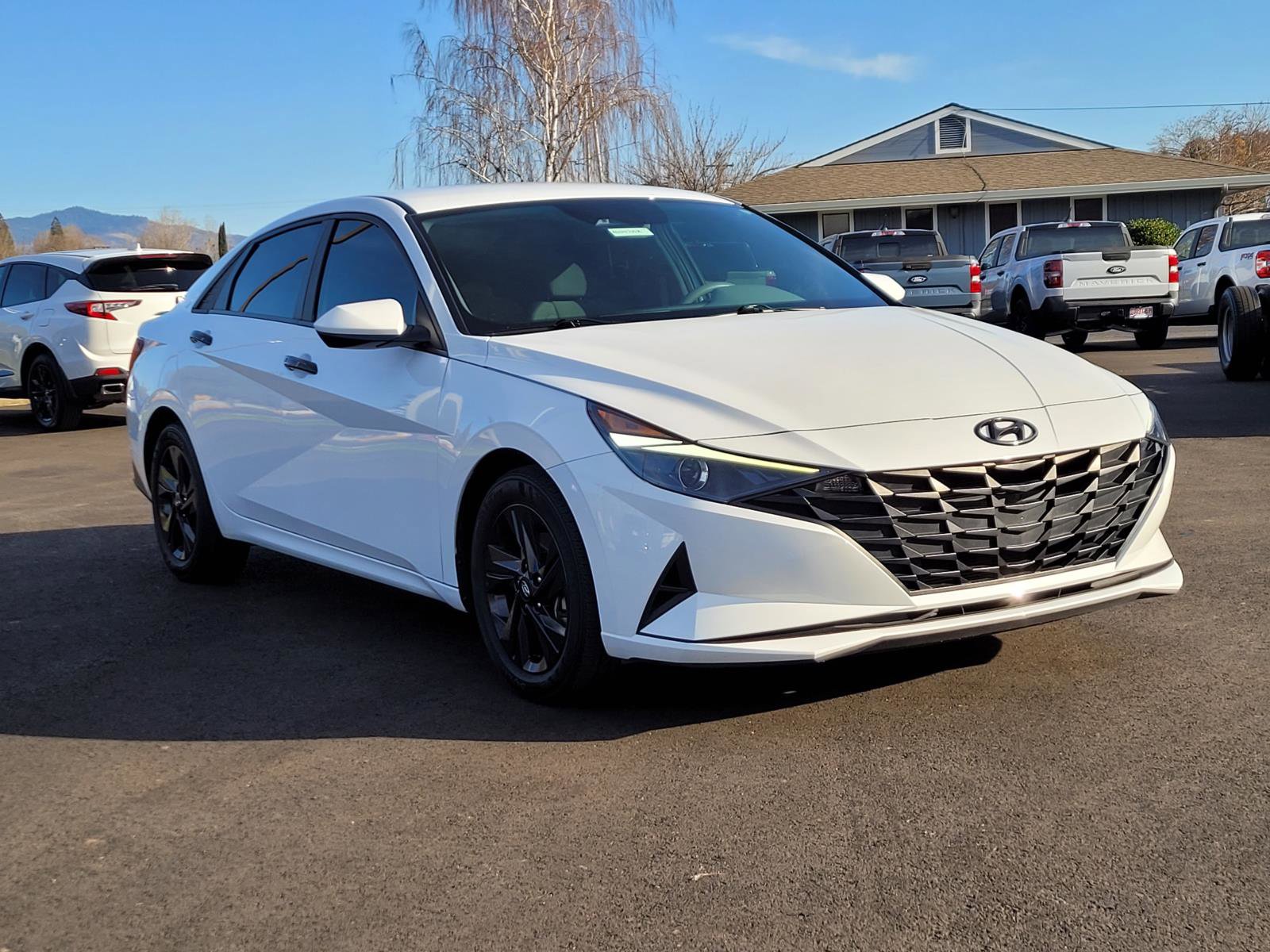 Used 2023 Hyundai Elantra SEL w/ Cargo Package image 3