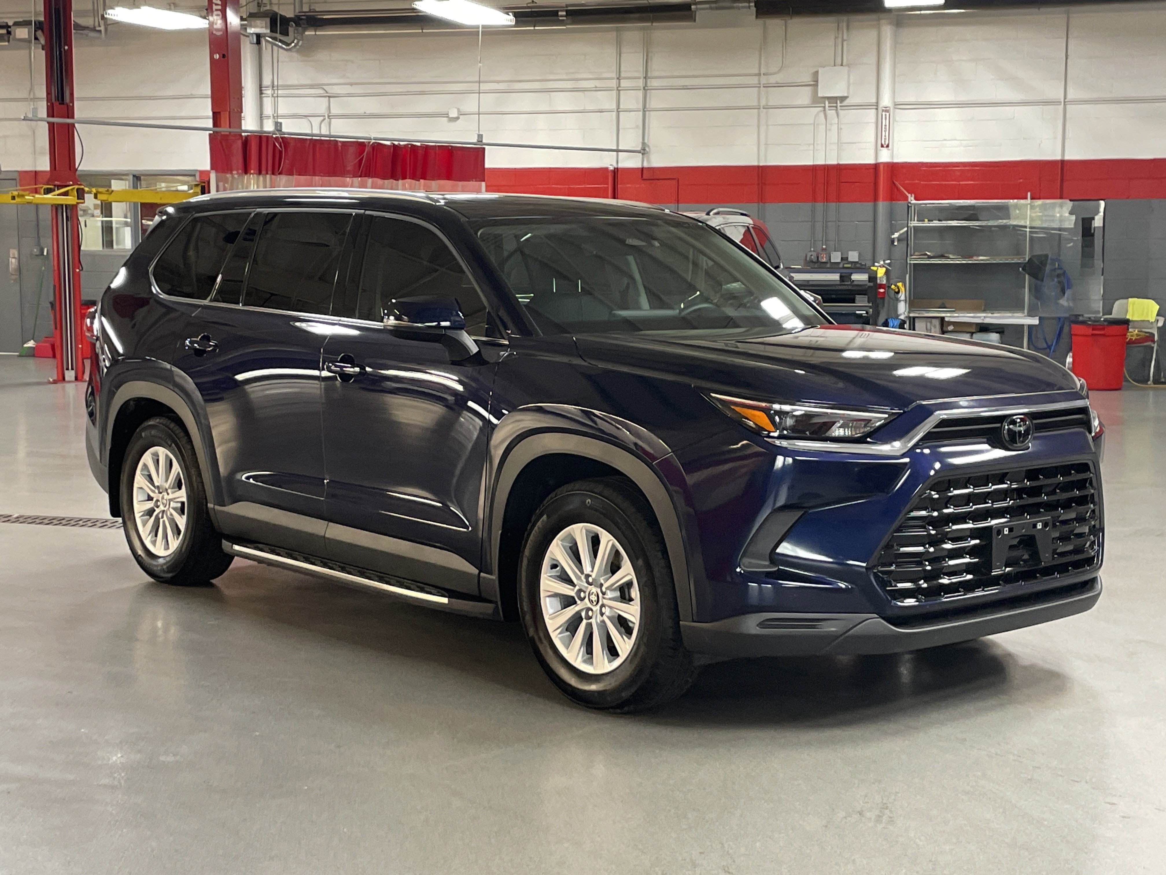 Used 2025 Toyota Grand Highlander FWD image 2